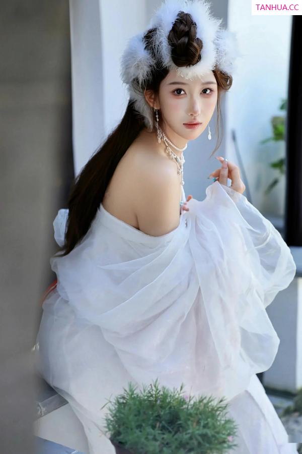   [XiuRen]高清写真图 2025.10.09 No.10843 金允希Yuki 低胸长裙第7张图片